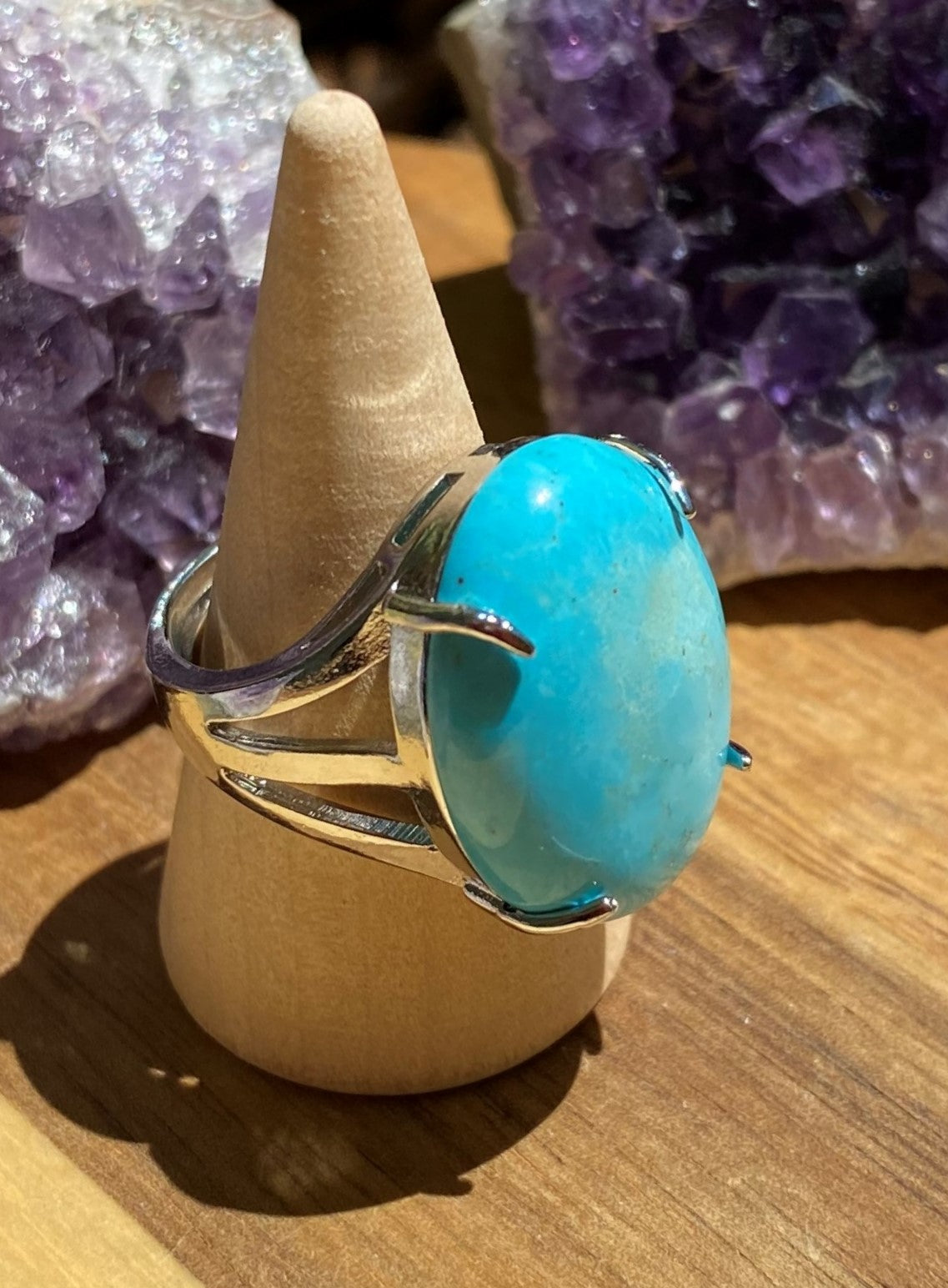 Bague réglable forme cabochon en Turquoise Sinkiang  25 x 18 mm sur métal argenté