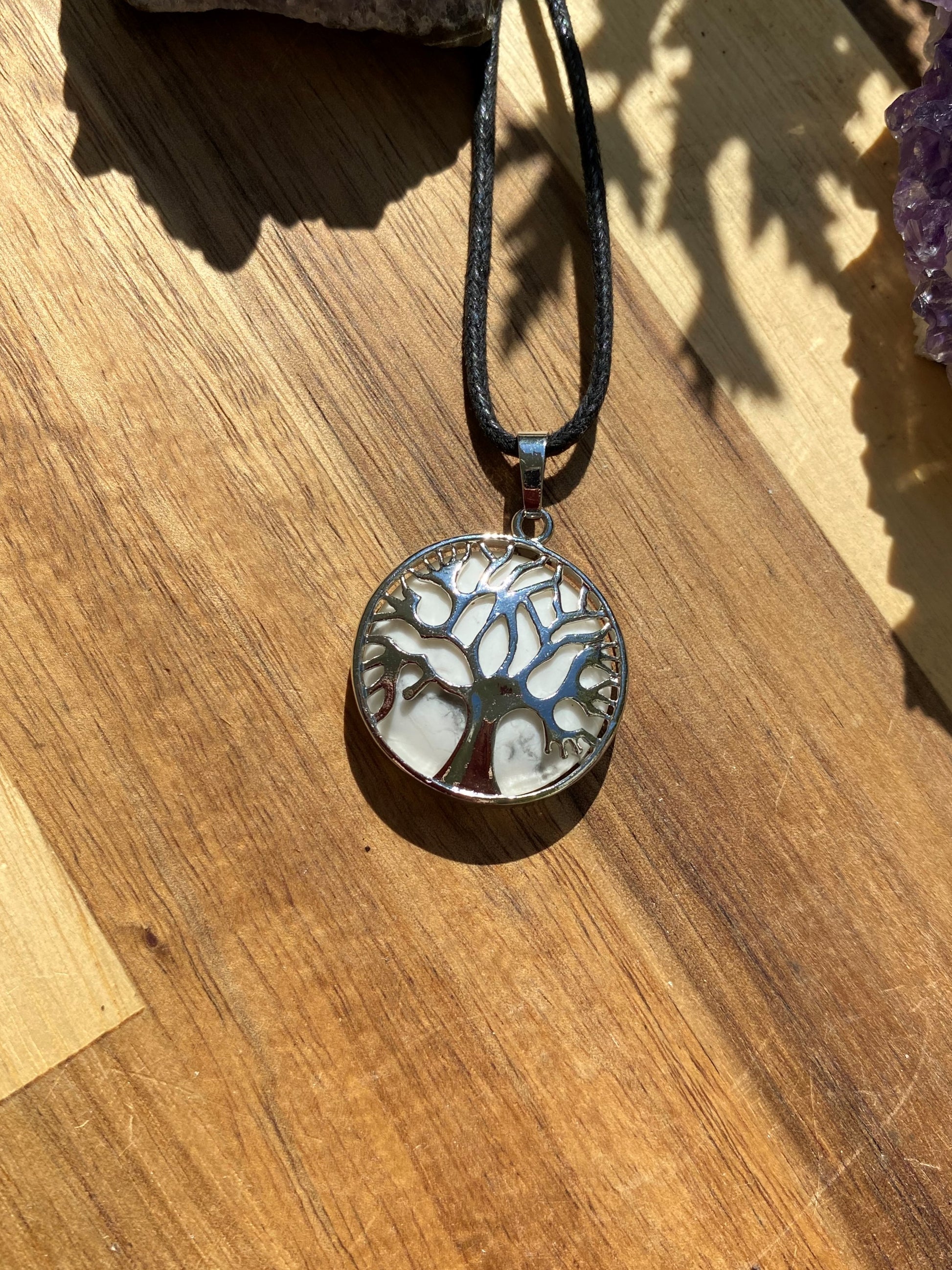 Pendentif Arbre de Vie en Howlite et son cordon