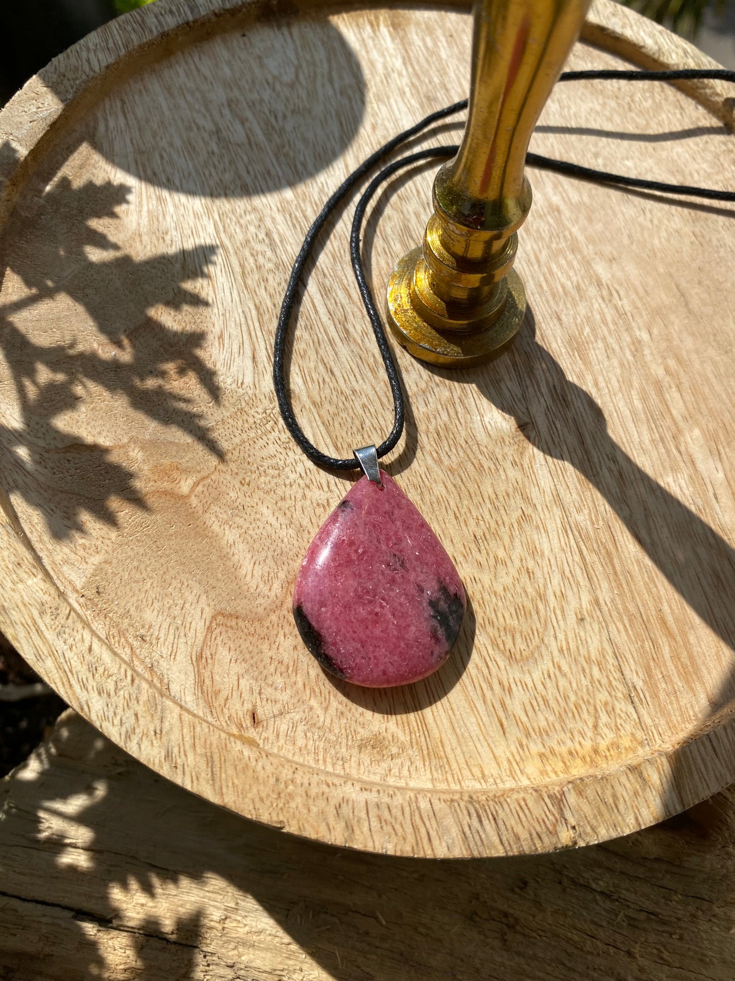 Pendentif Rhodonite rose 4 cm avec cordon