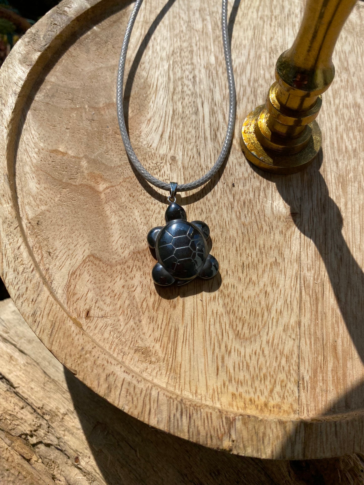 Pendentif Tortue en Hématite avec cordon