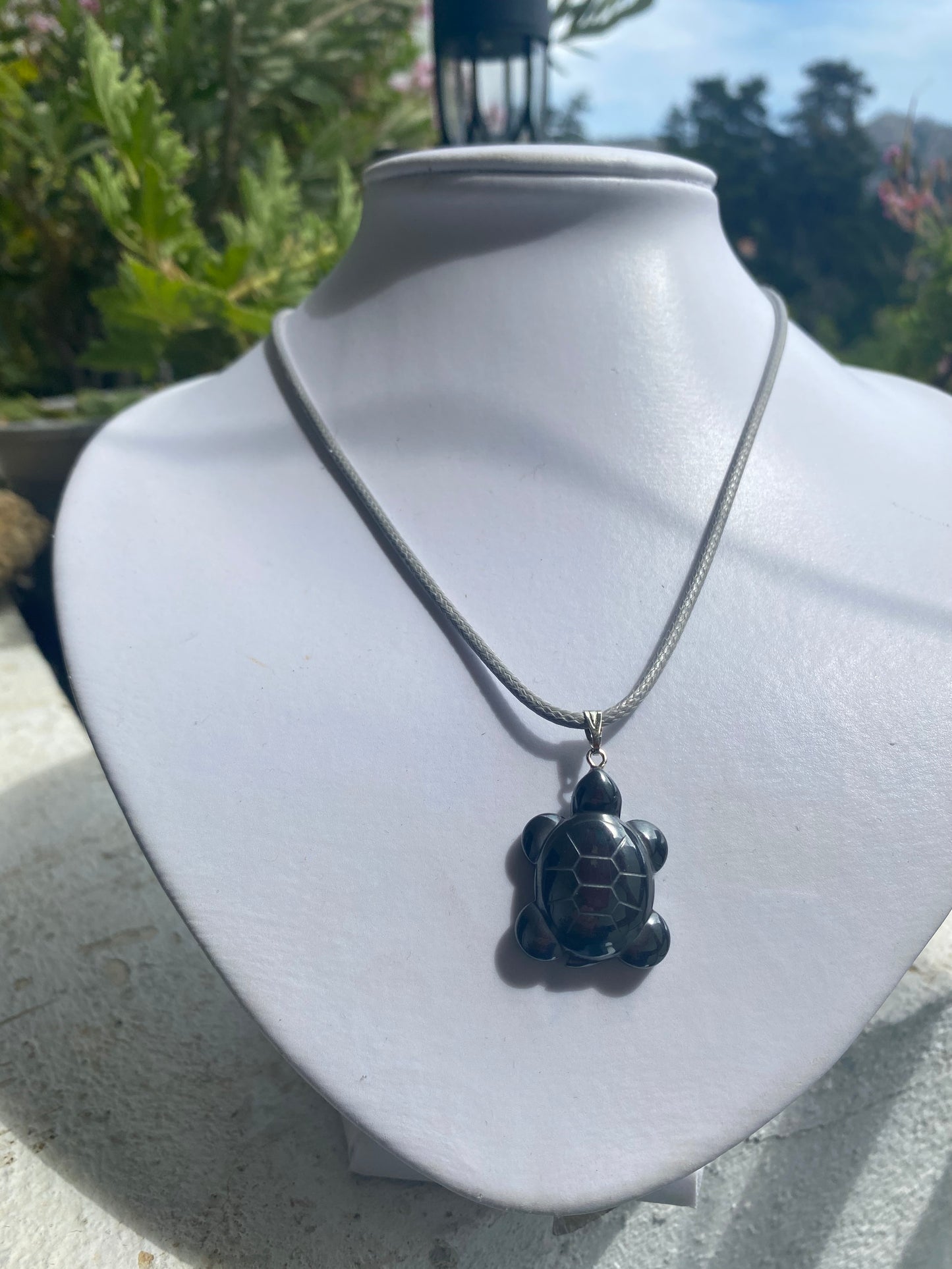 Pendentif Tortue en Hématite avec cordon