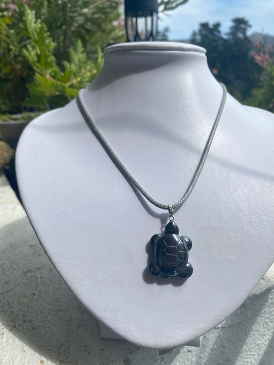 Pendentif Tortue en Hématite avec cordon