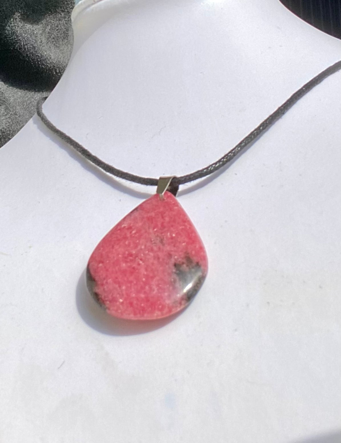 Pendentif Rhodonite rose 4 cm avec cordon