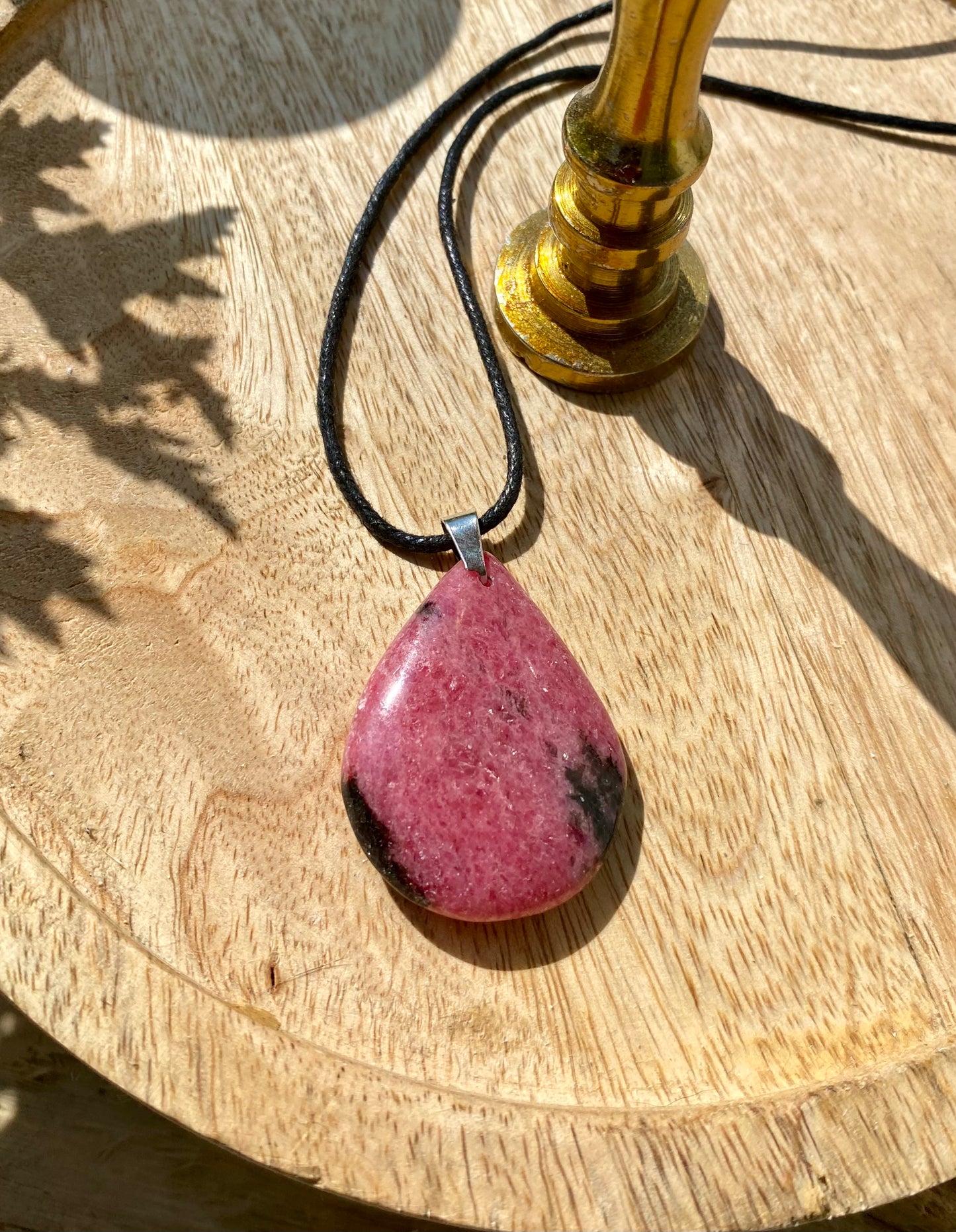 Pendentif Rhodonite rose 4 cm avec cordon