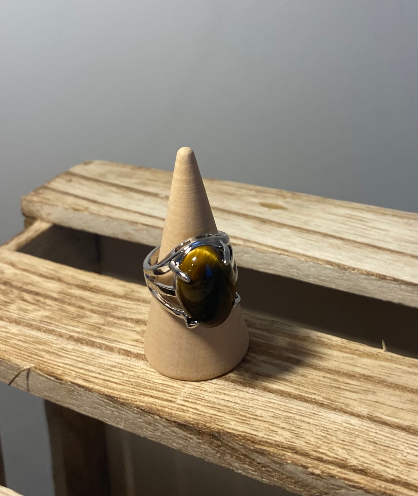 Bague réglable forme cabochon Oeil de Tigre 18 x 13 mm sur métal argenté