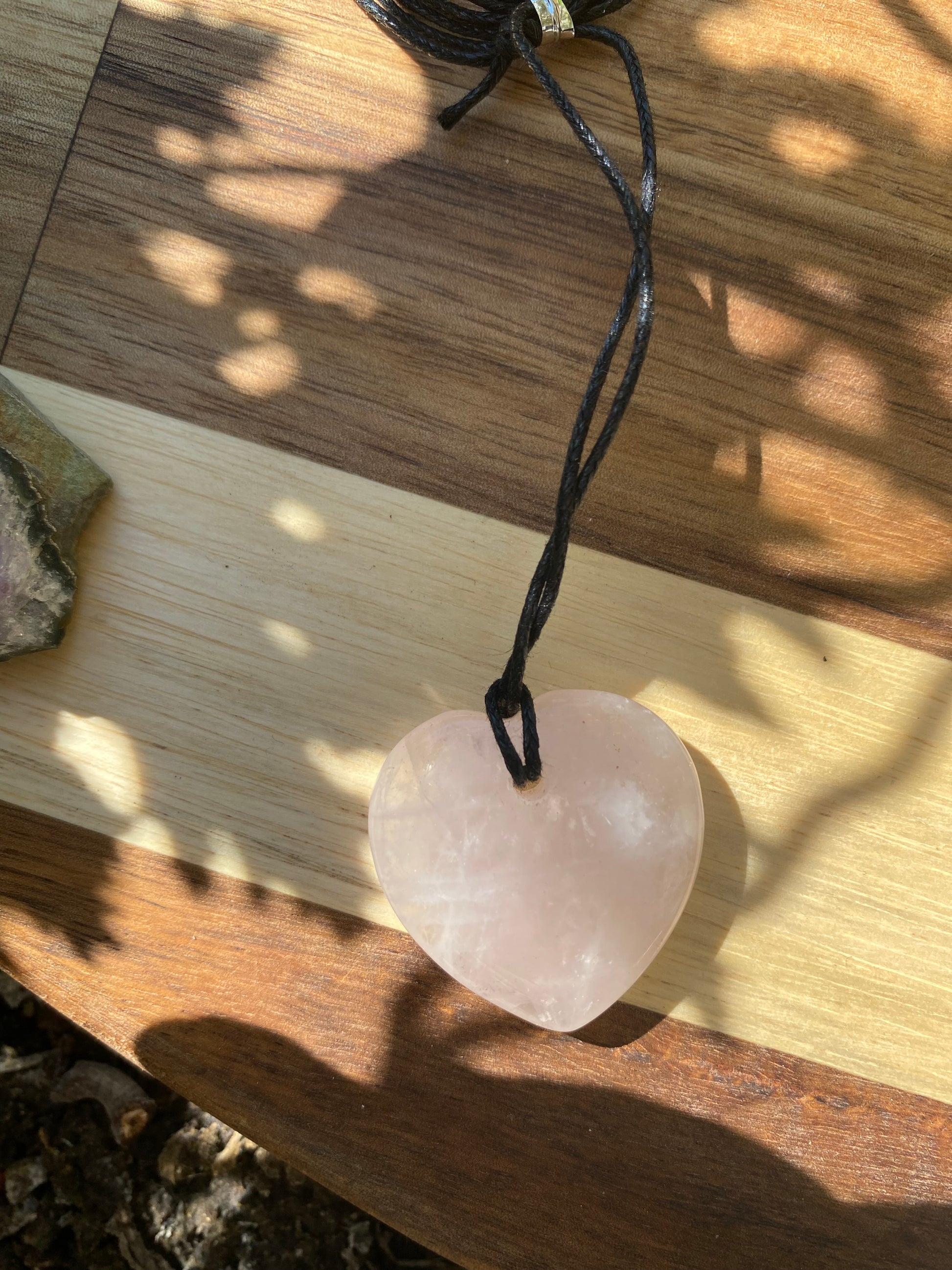 Pendentif coeur en Quartz rose sur cordon