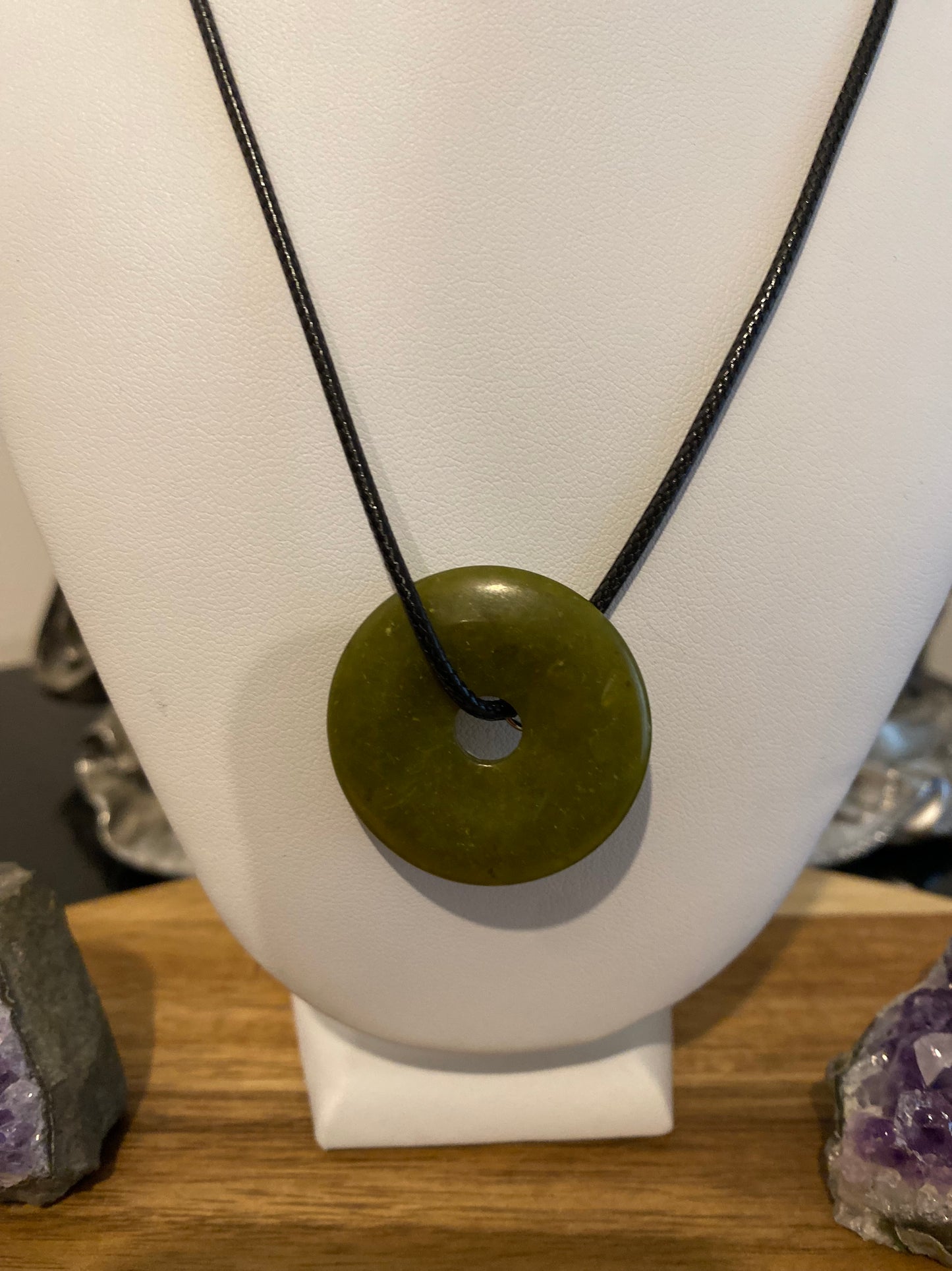 Pendentif Donuts en Serpentine verte sur cordon noir