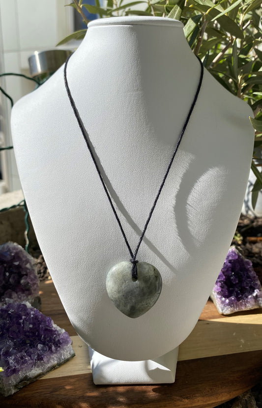 Pendentif en labradorite en forme de coeur avec cordon