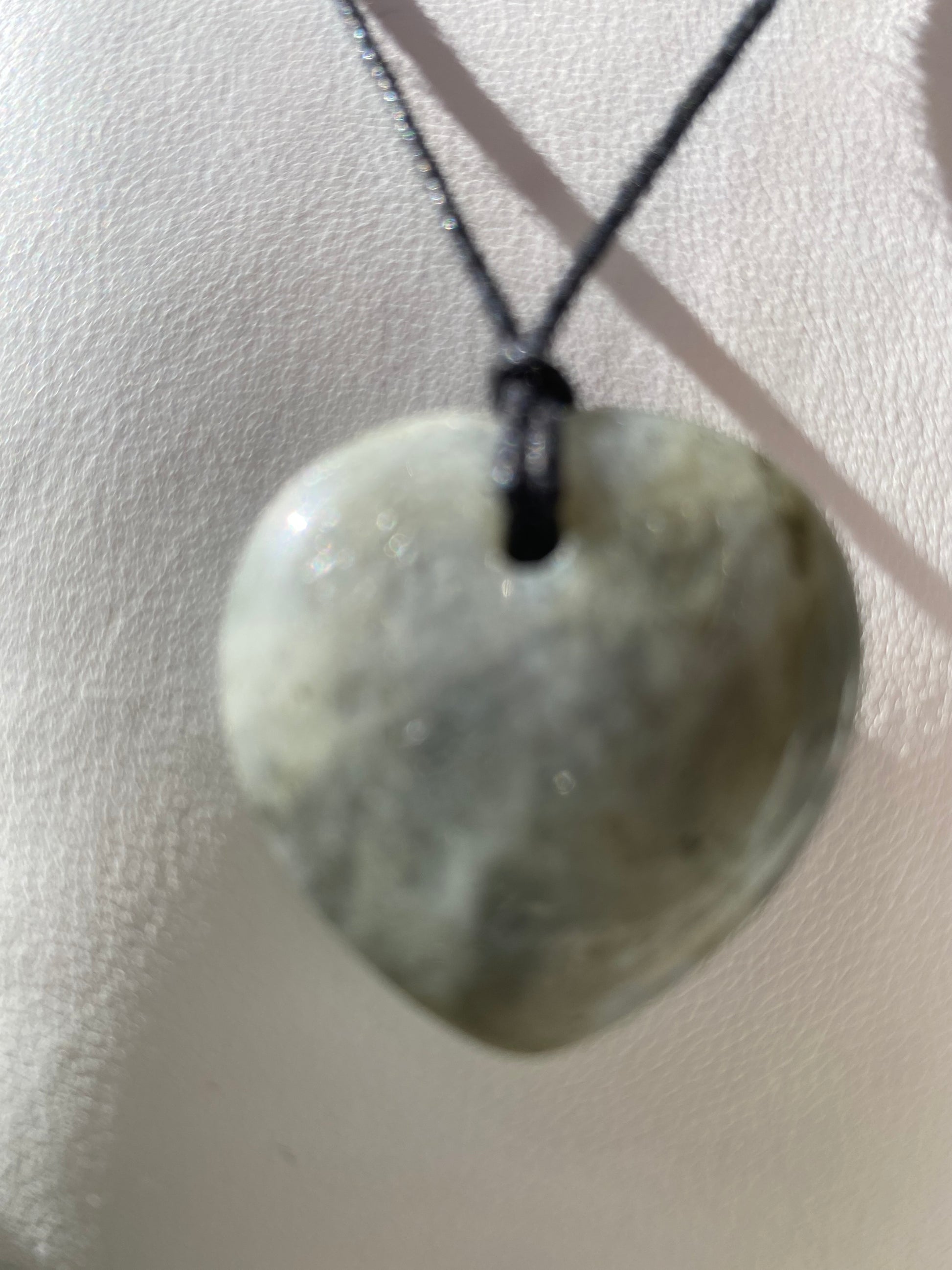 Pendentif en labradorite en forme de coeur avec cordon