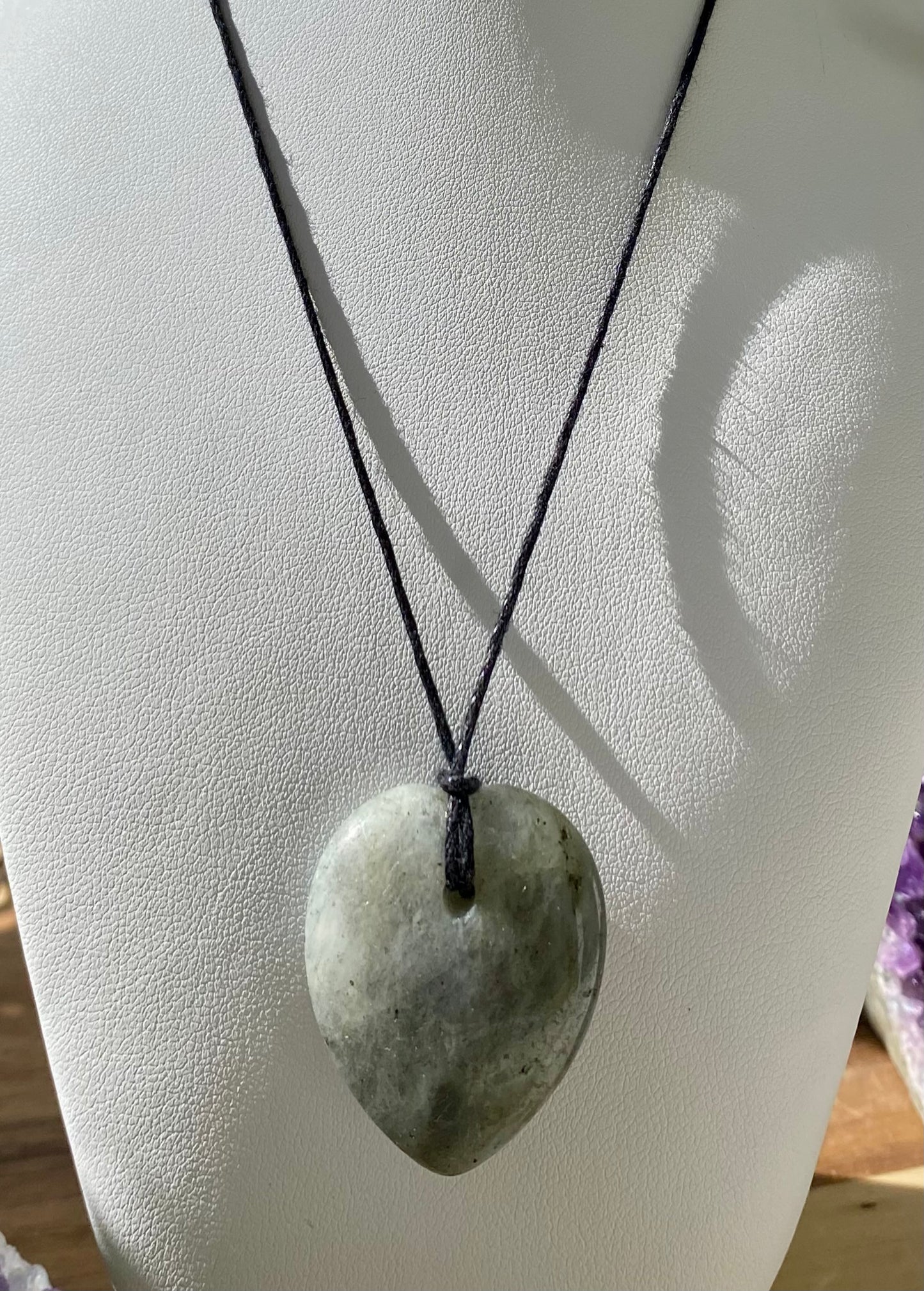 Pendentif en labradorite en forme de coeur avec cordon